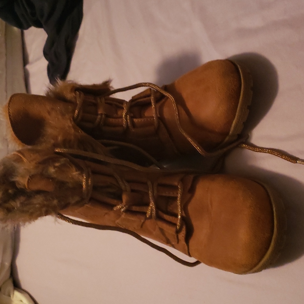 Brown boots with fur